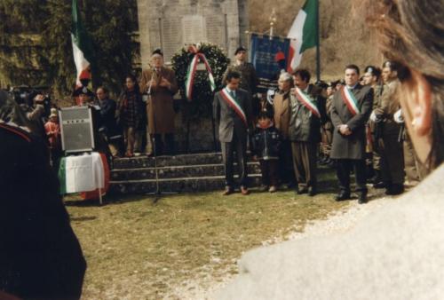 Leonessa (RI), 1998. Il sen. gen. Umberto Cappuzzo dirigente dell'ANRP, tiene un discorso durante la cerimonia davanti al Monumento sacrario dei 51 martiri di Leonessa, 1998, positivo C, CC BY-SA