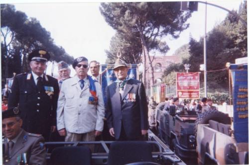 Roma, 2 giugno 2002. Sulla camionetta con cui sfileranno nella parata militare della Festa della Repubblica, i rappresentanti dell’ANRP:  Michele Montagano,  Attilio Brunetti, Marco Coira, Franco Annesi  e  Biagio Tucci., 02/06/2002, positivo C, CC BY-SA