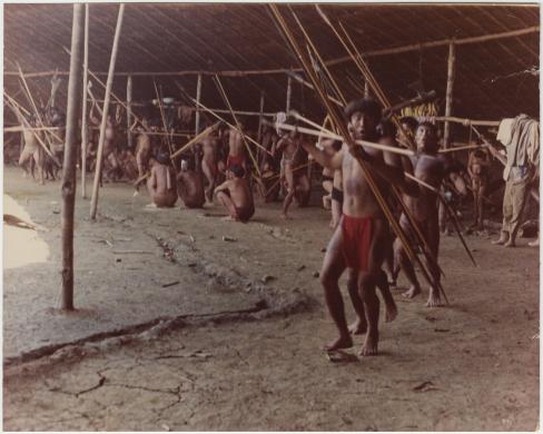 Dino Grossa, Indios Guaicas, sotto effetto dello "yopo", eseguono una danza di guerra per spingere i responsabili della morte del fratello del capotribù a una lotta di riparazione (001815; mm 202x254), post 1964, gelatina/ carta, CC BY-NC-ND