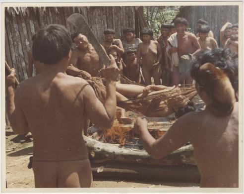 Dino Grossa, Cremazione del cadavere di un Indio Guaica (Yanomamo) morto per il morso di un serpente a sonagli. La gamba destra è gonfia per l'effetto del veleno (001837; mm 198x252), 08/1972, gelatina/ carta, CC BY-NC-ND