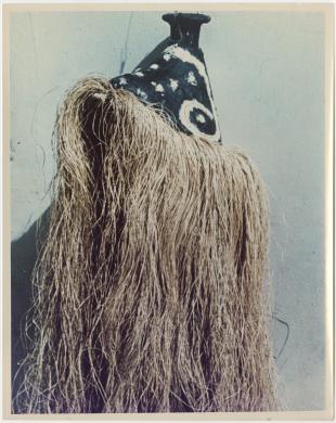 Dino Grossa [attr.], Maschera rituale detta Paujil, degli indios Piaroas, ricavata dalla pelle dell'uccello omonimo. Questa maschera viene usata una sola volta all'anno in occasione della festa del Warimé, in ringraziamento alla divinità per il raccolto (002061; mm 256x199), post 1965, gelatina/ carta, CC BY-NC-ND