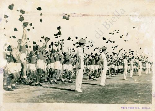 Corradino Toso, Campo Polisportivo Alessandro La Marmora, celebrazioni del centenario dei Bersaglieri. Gli atleti in divisa ginnica lanciano esultando i loro copricapi, 17/06/1936, CC BY-NC-ND