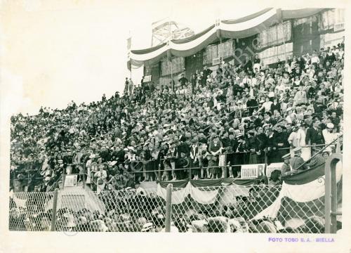 Corradino Toso, Campo Polisportivo Alessandro La Marmora, celebrazioni del centenario dei Bersaglieri. Pubblico affolla le tribune e le gradinate, 17/06/1936, CC BY-NC-ND