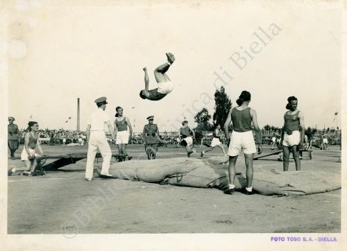 Corradino Toso, Campo Polisportivo Alessandro La Marmora, celebrazioni del centenario dei Bersaglieri. Squadre di atletica del 4. reggimento bersaglieri in costume ginnico, 17/06/1936, CC BY-NC-ND
