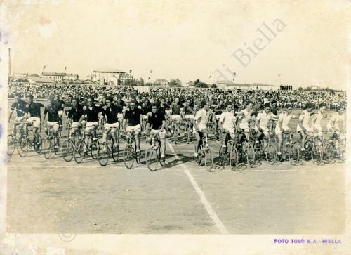 Corradino Toso, Campo Polisportivo Alessandro La Marmora, celebrazioni del centenario dei Bersaglieri. Squadre di ciclisti, 17/06/1936, CC BY-NC-ND