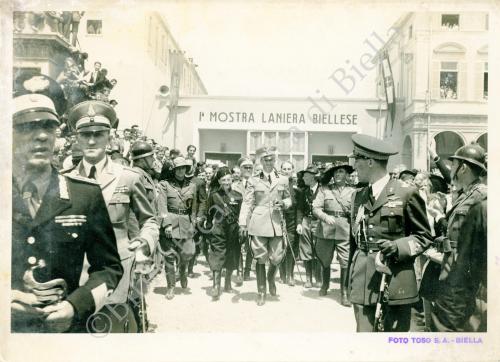 Corradino Toso, Umberto di Savoia Principe di Piemonte in visita a Biella, con alle spalle il padiglione della Prima Mostra Laniera Biellese, 17/06/1936, CC BY-NC-ND