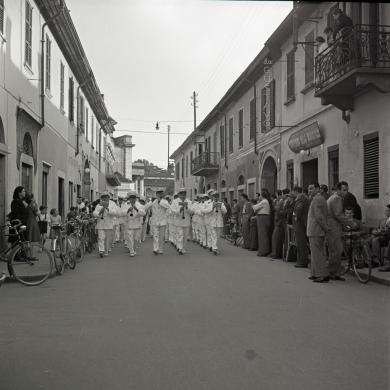 Saracchi, Gianni, Corpo musicale Donizzetti, 1952, gelatina bromuro d'argento/pellicola piana negativa (acetato), CC BY-NC-ND
