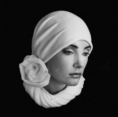 Paola Mattioli, s.t. (serie "Statuine"), 1985, gelatina bromuro d'argento su carta, CC BY-NC-ND