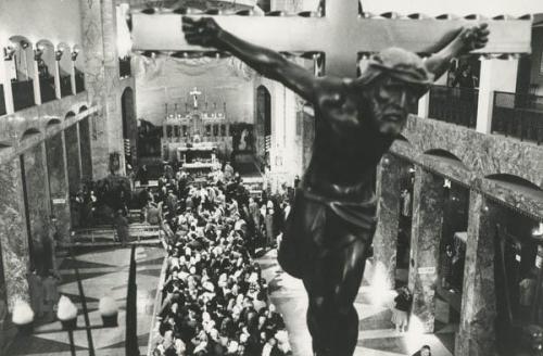 Giorgio Lotti, Ore di attesa in coda per l'estremo saluto a Padre Pio, 1968, gelatina bromuro d'argento su carta, CC BY-NC-ND