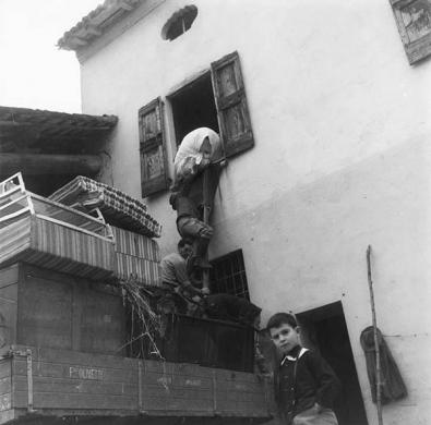 Giuseppe Morandi (Lega di Cultura di Piadena), Samartin. San Martino [trasloco dei mezzadri], 1970, gelatina bromuro d'argento su carta, CC BY-NC-SA