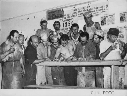 Agenzia Publifoto Roma, Operai alla Camera del Lavoro, 1950, gelatina bromuro d'argento su carta, CC BY-SA
