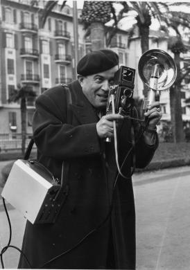 Agenzia Publifoto Roma, San Remo, il maestro Cinico Angelini con la macchina fotografica, 1952, gelatina bromuro d'argento su carta, CC BY-SA