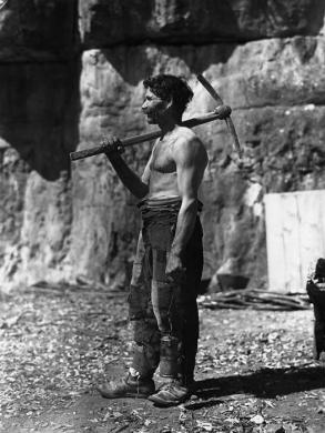 Studio Villani, Bologna, Sardegna, operaio al lavoro nelle miniere Ilva, 1935 c. (stampa 1980), gelatina bromuro d'argento su carta, CC BY-ND