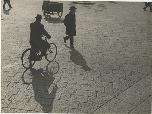 Bruno Stefani, Piazza milanese, 1930, gelatina bromuro d'argento su carta, CC BY-NC-SA