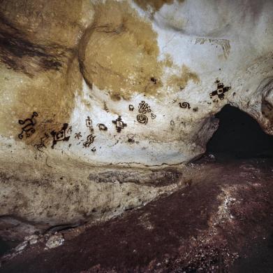 Paolo Graziosi, Pitture rupestri nella Grotta dei Cervi (Porto Badisco, Puglia), 1970 circa, diapositiva a colori, CC BY-NC-ND