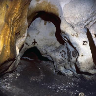 Paolo Graziosi, Pitture rupestri nella Grotta dei Cervi (Porto Badisco, Puglia), 1970 circa, diapositiva a colori, CC BY-NC-ND