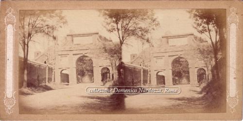 Fotografo non identificato, Arco di Sisto V  Roma, 1865 circa, positivo all'albumina, CC BY-SA