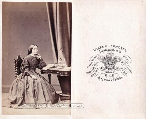Hills & Saunders, Ritratto di donna seduta con album, 1863 circa, Stampa positivo all'albumina, CC BY-SA