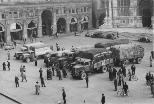 Deltafoto, Agenzia fotogiornalistica italiana, Camion di aiuti per i sinistrati del Mezzogiorno in Piazza Maggiore, Bologna (1949), CC BY-SA
