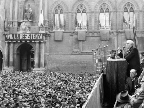 Foto Gnani, Celebrazione della Resistenza, il sindaco Giuseppe Dozza parla in Piazza Maggiore (Bologna), CC BY-NC-ND