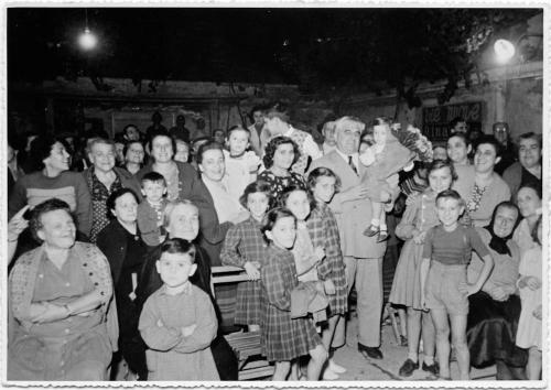 Giuseppe Dozza tra una folla di donne e bambini (1946-1960), CC BY-SA