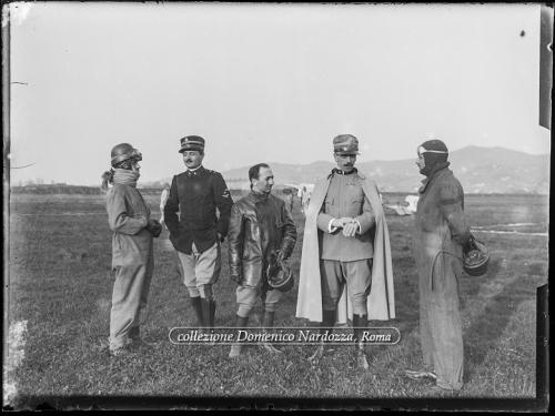 Non identificato, Edoardo Carignani di Valloria con altri piloti all'Aeroporto di Centocelle Roma, 1914 circa, Lastra alla gelatina d'argento, CC BY-SA