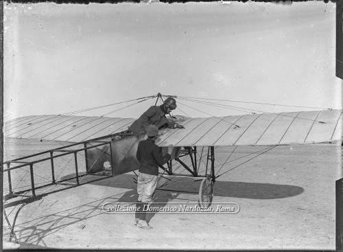 Non identificato, Edoardo Carignani pilota con Oreste Salomone  Libia, 1913 circa, Lastra alla gelatina d'argento, CC BY-SA