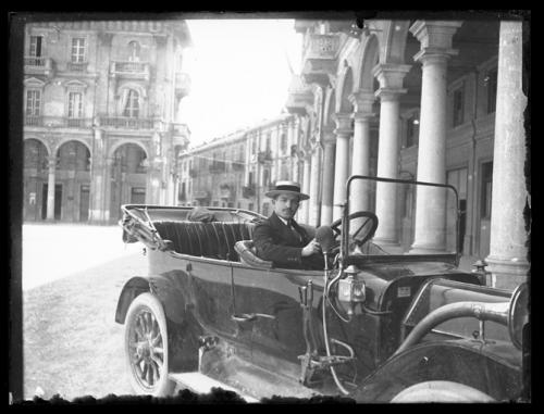  autoritratto elegante con paglietta in testa in piazza Garibaldi a bordo di una "Aquila Italiana" , 1910 circa, CC BY-SA