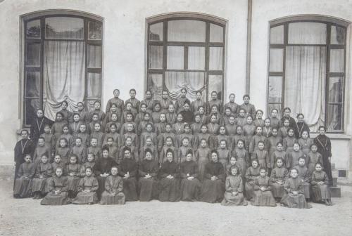 Fotografo non identificato, Allieve del Pio Istituto dei Sordi con le insegnati. Anno scolastico 1907-1908, gelatina ai sali d'argento/carta, CC BY-NC-ND