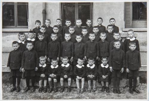 Fotografo non identificato, Allievi della scuola dell'infanzia del Pio Istituto dei Sordi in via Settembrini a Milano, 1945, gelatina ai sali d'argento/carta, CC BY-NC-ND