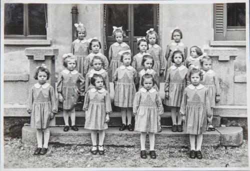 Fotografo non identificato, Allieve della scuola dell'infanzia del Pio Istituto dei Sordi in via Settembrini a Milano, 1945, gelatina ai sali d'argento/carta, CC BY-NC-ND