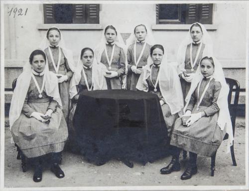 Fotografo non identificato, Allieve del Pio Istituto dei Sordi. Prima Comunione, 1921, gelatina ai sali d'argento/carta, CC BY-NC-ND