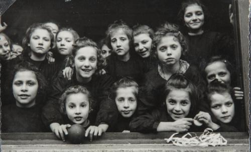 Fotografo non identificato, Allieve del Pio Istituto dei Sordi di Milano, 1951 post-1964 circa, gelatina ai sali d'argento/carta, CC BY-NC-ND