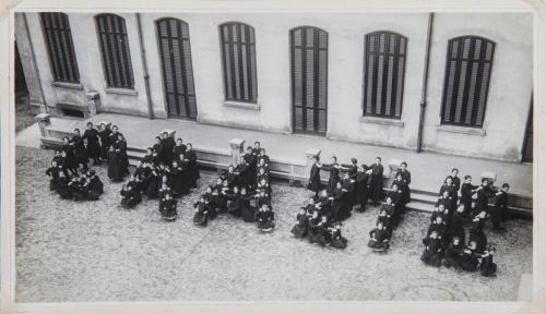 Fotografo non identificato, Donne del Pio Istituto dei Sordi di Milano per la Festa dei benefattori, 1921, gelatina ai sali d'argento/carta, CC BY-NC-ND