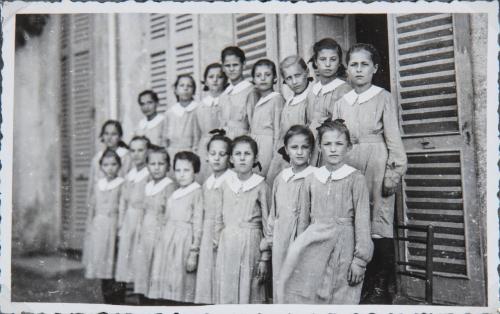 Fotografo non identificato, Allieve della scuola dell'infanzia Pio Istituto dei Sordi a Caidate (Sumirago), 1942-1943, gelatina ai sali d'argento/carta, CC BY-NC-ND