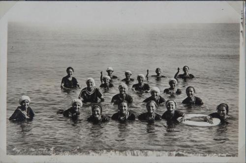 Fotografo non identificato, Allieve del Pio Istituto dei Sordi a Oneglia (Imperia), 1930-1939 circa, gelatina ai sali d'argento/carta, CC BY-NC-ND