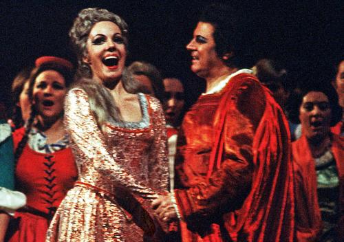 Pier Giorgio Naretto, I Vespri siciliani di Giuseppe Verdi (1973), regia di Maria Callas e Giuseppe Di Stefano, scene e costumi di Aligi Sassu; allestimento Teatro Regio Torino per l'inaugurazione del nuovo teatro, 10/04/1973, Diapositiva 24x36, CC BY-NC-ND