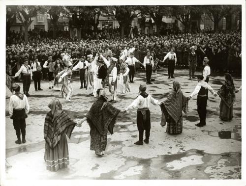 Comune di Alessandria, balli in piazza - visita di Benito Mussolini ad Alessandria, 05/1939, CC BY-SA