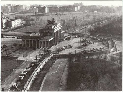Fotografo non identificato, Quando cadrà il muro di Berlino? (016299; mm 121x162), 1969, gelatina bromuro d'argento, CC BY-NC-ND