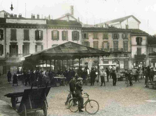 Autore non identificato, Mercato della frutta e della verdura, 1935 circa, gelatina bromuro d'argento/carta, CC BY-NC-ND