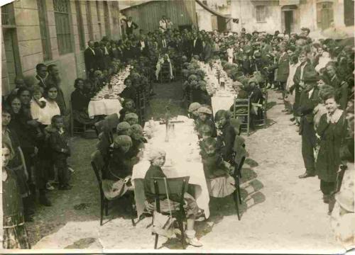 Autore non identificato, Bambini di ritorno dalla colonia estiva, 1925 circa, gelatina bromuro d'argento/carta, CC BY-NC-ND