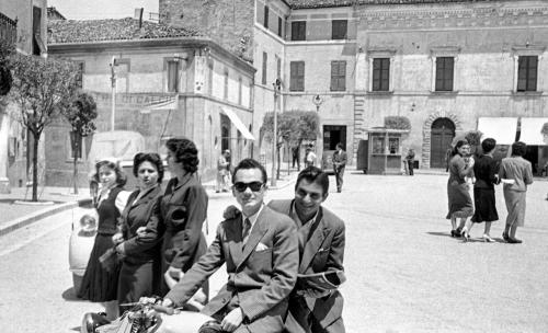 Bruno Grandinetti, Domenica in piazza, 1963, Gelatina ai sali d'argento/pellicola, CC BY-SA