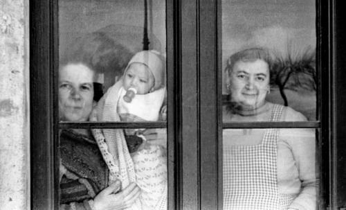 Bruno Grandinetti, Alla finestra, 1961, Gelatina ai sali d'argento/pellicola, CC BY-NC-SA