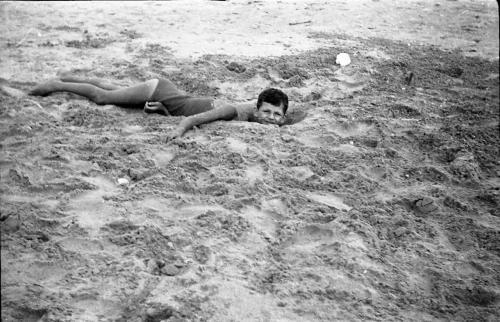 Araldo Polidori, Giochi al mare, 1960 circa, Gelatina ai sali d'argento/pellicola, CC BY-NC-SA