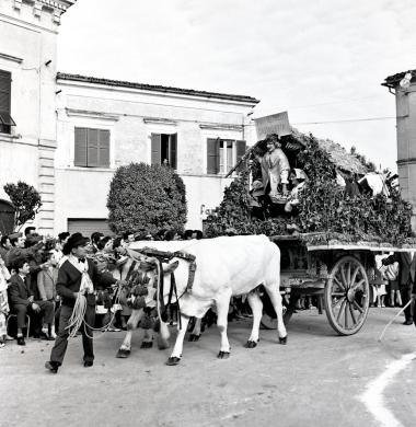 Bruno Grandinetti, La sagra dei piselli, 1960, Gelatina ai sali d'argento/pellicola, CC BY-NC-SA