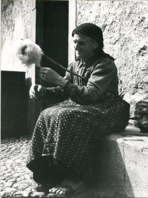 Valtorta, Franco, Aspetti tradizionali della Brianza: una filatrice, 1970 circa, gelatina bromuro d'argento/carta, CC BY-NC-ND Valtorta, Franco, Aspetti tradizionali della Brianza: una filatrice, 1970 circa, gelatina bromuro d'argento/carta, CC BY-NC-ND