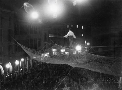 Valtorta, Franco, Equilibrista durante lo spettacolo per San Giovanni, 1960 circa, gelatina bromuro d'argento/carta, CC BY-NC-ND Valtorta, Franco, Equilibrista durante lo spettacolo per San Giovanni, 1960 circa, gelatina bromuro d'argento/carta, CC BY-NC-ND