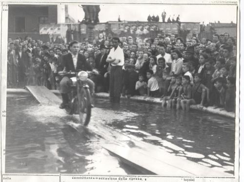 Valtorta, Franco, Prima Gimkana a Monza, XX seconda metà secolo secolo, gelatina bromuro d'argento/carta, CC BY-NC-ND Valtorta, Franco, Prima Gimkana a Monza, XX seconda metà secolo secolo, gelatina bromuro d'argento/carta, CC BY-NC-ND