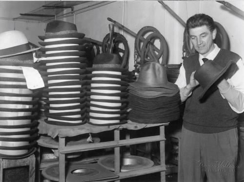 Valtorta, Franco, Cappellificio: lavorazione del feltro di lana, 1950 circa, gelatina bromuro d'argento/carta, CC BY-NC-ND Valtorta, Franco, Cappellificio: lavorazione del feltro di lana, 1950 circa, gelatina bromuro d'argento/carta, CC BY-NC-ND