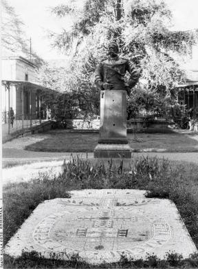Valtorta, Franco, Busto di Umberto I all'ingresso dell'ospedale vecchio, 1980 circa, gelatina bromuro d'argento/carta, CC BY-NC-ND Valtorta, Franco, Busto di Umberto I all'ingresso dell'ospedale vecchio, 1980 circa, gelatina bromuro d'argento/carta, CC BY-NC-ND